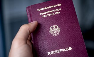 Ein neues Gesetz erleichtert es, die deutsche Staatsbürgerschaft zu bekommen. - Fabian Sommer/dpa