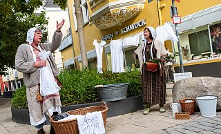 Die „Waschweiber“ (Angelika Bielefeld, l.) und Mechthild Klein nehmen Besuchende 800 Jahre mit in die Vergangenheit und an ihren damaligen Arbeitsplatz, die heute zugeschüttete Bowerre. In ihrem Tratsch vermischt sich Verbürgtes und gut Erdachtes. - Ralf Bittner