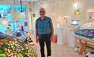 Siegfried Tilch (72) hat lange versucht, einen Nachfolger für sein Geschäft "Tilch Leuchten" zu finden - vergeblich. - Peter Heidbrink