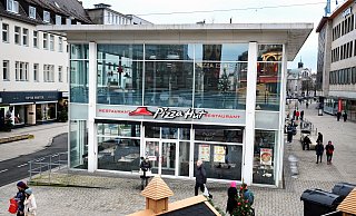 Am 31. März 2024 läuft der Mietvertrag von „Pizza Hut“ nach mehr als 25 Jahren aus. Der neue Gastronom wird an der Außenfassade des Gebäudes wenig verändern können. Es steht unter Denkmalschutz. Dafür wird es innen und außen schön und chic. - Barbara Franke
