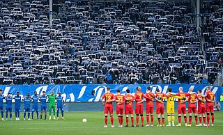 Die beiden Mannschaften und die Fans gedachten vor dem Anpfiff in einer Schweigeminute dem langjährigen Magdeburger Fanbeauftragten Jens Janeck, der im Alter von 57 Jahren gestorben war. - dpa