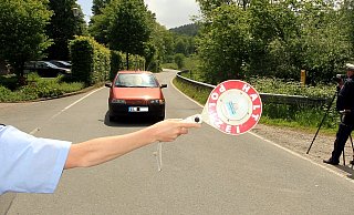 Bei einer Geschwindigkeitskontrolle auf der B480 bei Bad Wünnenberg fallen zwei Fahrer besonders auf. (Themenbild) - BIELEFELD
