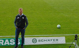 Hier fühlt er sich wohl: René Wederz am Rande des Spielfeldes im Häcker-Wiehenstadion. - Dirk Kröger