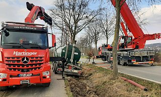 Mit Hilfe eines Schwerlastkrans wurde der umgekippte Gülle-Anhänger aus dem Graben gehoben. - Dieter Scholz