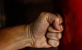 Am Ende der Auseinandersetzung tropft Salih K. Blut vom Daumen. - Symbolfoto: Pixabay