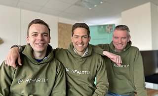 Fabian Wiesing (v.l., 23), Lennart Osthoff (35) und Jürgen Becker (56) sind mit Repartly kürzlich auf das Gelände von Mohn Media an die Carl-Bertelsmann-Straße ?gezogen. - Lena Vanessa Niewald