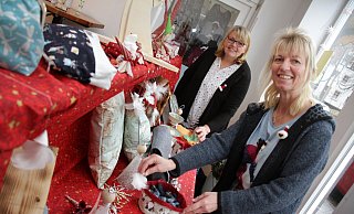 Maria Rose (l.) und Aloysia Nolte bauen in freudiger Erwartung ihren adventlichen Pop-up-Laden an der Hauptstraße 50 auf. - Dieter Scholz