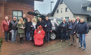 Die Fachberaterin Miriam Voß sowie David, Sabine und Bruno von der Pflegefamilie Höwelkröger mit Aranika (vorne Mitte) freuen sich über die Auto-Spende der „Hövelsteiner“. - Regina Brucksch