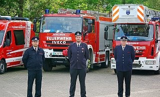 Brandinspektor Jürgen Blume, neuer Löschzugführer Brandinspektor Kevin Feiler und Brandinspektor Arnold Dunschen. - x