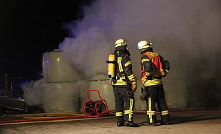 Feuerwehrmänner löschen Heuballen, die in Brand gesteckt wurden. - Florian Weyand