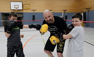 Sparring mit dem Weltmeister Christian Pawlak: Elnar (l.) und David sind begeistert. - Heike von Schulz