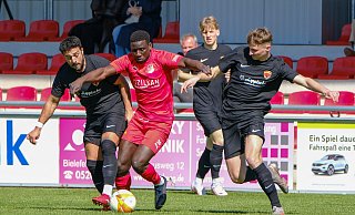 In Yatma Wade (am Ball) wissen die Theesener einen der besten Stürmer der Landesliga in ihren Reihen. - Andreas Zobe
