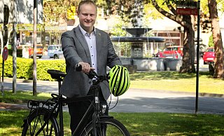 Bei anderen Gelegenheiten zeigt Espelkamps Bürgermeister Henning Vieker sich umweltbewusst, etwa beim Stadtradeln und bei Baumpflanz-Aktionen. Für einen Krankenhaus-Neubau würde er jedoch mehrere Hektar Wald abholzen lassen. - Stadt Espelkamp