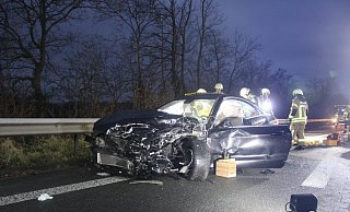 Dieser Mercedes ist am Sonntagmorgen mit zwei weiteren Pkw und einem Lkw auf der A2 zusammengestoßen. - Daniel Hobein / Feuerwehr Bad Salzuflen