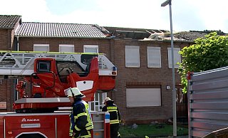 In Moers rückte die Feuerwehr wegen eines teilweise abgedeckten Dachs aus. - Alex Forstreuter