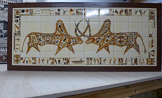 Dieses Relief mit folkloristischen Motiven aus Madagaskar ist ebenfalls im Museum zu sehen. - Museum Tönsmann