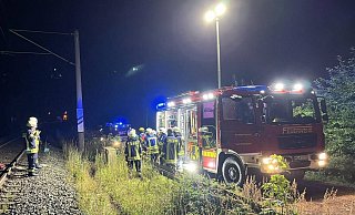 Die Feuerwehren beim Einsatz an den Gleisen zwischen Willebadessen und Borlinghausen. - FFW Willebadessen
