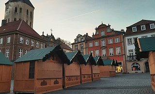 Die Vorbereitungen für den Weihnachtsmarkt laufen trotz ungewisser Corona-Lage. Auf dem Paderborner Marktplatz werden die neuen Holzhütten bereits aufgebaut. - Lena Henning