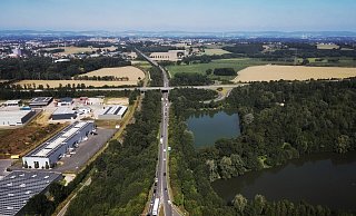 Die B239 bei Kirchlengern. Hier zählte die Polizei zwischen Januar 2018 und Juli 2021 insgesamt 335 Unfälle auf dem zehn Kilometer langen Stück zwischen dem Gewerbegebiet Oberbehme (Abzweigung Löhner Straße) und der nördlichen Kreisgrenze. An der Abfahrt zum Ostring (Foto) beginnt der mittlere Abschnitt, der bis zum Hüller Kreuz reicht. Foto: Gerald Dunkel - Gerald Dunkel
