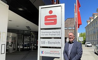 Der Herforder Kulturchef Christian Kötter-Lixfeld an der ehemaligen Hauptstelle der Sparkasse an der Ecke Auf der Frreiheit/Abteistraße. - Natalie Gottwald