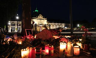 Am Tatort legten viele Menschen Blumen ab und zündeten Kerzen an. Archivfoto: - Ulf Hanke