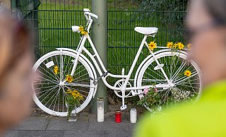 Ein sogenanntes Ghostbike erinnert an den toten Radfahrer. - Oliver Krato