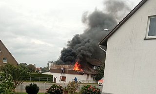Der Balkon des Wohnhauses an der Lübbecker Straße steht in Flammen. MT-Foto: - Patrick Schwemling
