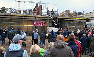 Der Andrang der Bevölkerung bei der Grundsteinlegung für das neue Sennebad ist groß. - Raphael Athens