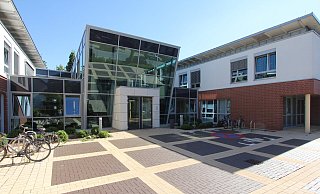 Die Psychiatrie des Klinikums Herford. Auf dem Dach ist eine Photovoltaikanlage geplant. - Klinikum Herford