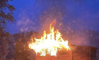 Beim Eintreffen der Feuerwehr brannte die Hütte bereits lichterloh. - Feuerwehr Steinheim
