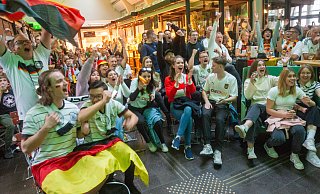 Mit dem 2:0 in der 19. Minute durch Jamal Musiala ist die EM endgültig in der "neuen" Markthalle beim Public Veiwing angekommen. Die folgenden Spiele der detuschen Elf werden in der Petrikirche und in der TGH-Sporhalle im Walfrieden gezeigt. - Ralf Bittner