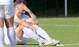 Fußball-Landesliga: SV Eidinghausen-Werste - TuS Dornberg 1:2. SVEW-Innenverteidiger Mihail Yanev sitzt nach dem Abpfiff total frusttriert am Boden und hält sich die hand vors Gesicht. - Egon Bieber