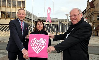 Aktiv gegen Brustkrebs sind hier Sebastian Wojcinski (l.),Ulrike Meyer-Johann und Bielefelds Oberbürgermeister Pit Clausen. - Wolfgang Rudolf
