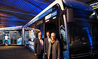 Bürgermeister Michael Dreier, Padersprinter-Geschäftsführer Oliver Eikenberg und die Technische Beigeordnete Claudia Warnecke fahren die erste Runde mit dem neuen Bus - Phyllis Frieling