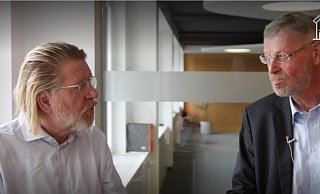 Carsten Heil und Arthur Kade (r.) vom Baufinanzierungsvermittler Enderlein im Gespräch über Hausbau und Zinsen. - Andreas Fahl