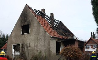 Völlig ausgebrannt ist das Gebäude in der Nach zu Samstag. Der Feuerwehr gelang es den Brand zu löschen. - Polizei Minden-Lübbecke