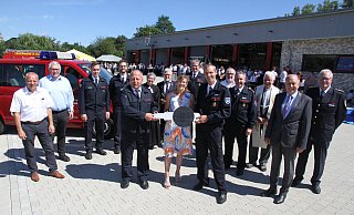 Den symbolischen Schlüssel für das neue Gerätehaus überreichte Bürgermeisterin Ute Dülfter an die beiden Feuerwehrchefs Christoph Keuter (Henglarn, r.) und Heinrich Wigge (Atteln). - Johannes Büttner