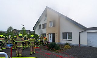 Ein Kellerbrand in einem Wohnhaus am Azaleenweg im Stadtteil Sande führte am Sonntagabend zu einer starken Rauchentwicklung. - Ralph Meyer