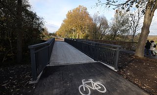 Radfahrer und Fußgänger nutzen auf dem sanierten Stück des Weserradweges getrennte Wege - und getrennte Brücken. - Jörg Stuke