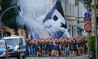 Weit mehr als 1.000 Ultras zogen bei ihrem Fanmarsch („Corteo“) vom Rathaus über die Stapenhorststraße zur Alm. - Andreas Zobe
