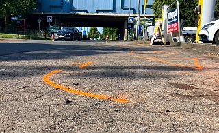 Die Polizei hat für ihre Ermittlungen Markierungen auf die Straße aufgebracht. - Katharina Eisele