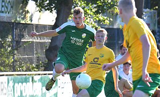 Janik Steringer (l.), bislang beim FC Gütersloh häufig in der Innenverteidigung eingesetzt, agierte gegen den FSC Rheda auf der Position des Rechtsverteidigers. - Jens Dünhölter