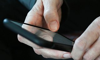 Die Betrüger geben sich als Polizisten aus und wollen Geld oder Wertgegenstände sichern. Darauf fallen häufiger Senioren rein. - epd-bild / Heike Lyding
