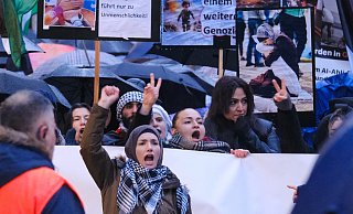 Die Veranstalterin skandiert vor der Demo. - Andreas Zobe