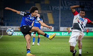 Thaddäus Momuluh (l.) blieb mit seinen letzten Aktionen oft am Gegenspieler hängen. - Sarah Jonek Fotografie
