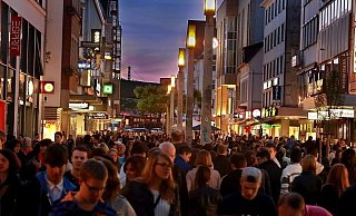 Shopping in der City: Der Einzelhandel darbt - und der Verkehrsversuch hat weitere Probleme bereitet, heißt es. - Andreas Zobe (Archiv/Symbolbild)