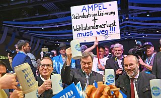 Markus Söder, Manfred Weber (r.) und Alexander Dobrindt (l.) trinken Bier aus großen Krügen. - picture alliance / Sven Simon | Frank Hoermann