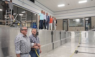 Die beiden Vorsitzenden des Bau- und Fördervereins, Franz-Josef Kaimann und Karl Schulmeister, lassen schon Wasser in das Edelstahlbecken einlaufen. Reinhold Brunnert, Johannes Michelis, Bürgermeister Michael Berens, Angelika Michelis, Antonia Schulmeister und Anneliese Brunnert schauen interessiert zu. - Uwe Müller