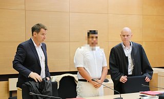 Der 19-jährige Angeklagte (Mitte) vor dem Bielefelder Landgericht mit seinen Verteidigern Torsten Giesecke (l.) und Jerrit Schöll (r.). - Claus Frickemeier