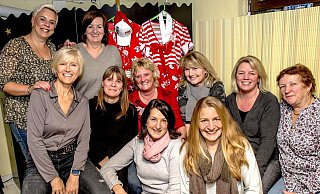 Maria Potthoff (v. l.), Bernadette Lange (hinten), Susanne Großegesse, Nicole Mende, Stefanie Mittelteicher, Claudia Pollmeier, Susanne Lillmannstöns, Simone Geiping (mittlere Reihe), Stephanie Erichlandwehr und Susanne Niebiossa (vorn). Es fehlen: Simone Grieß, Kerstin Steinkröger und Jana Prager. - Matthias Kleemann